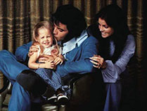 Elvis 1971 mit Priscilla und Lisa Marie